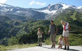 [Translate to en:] Familie beim Wandern